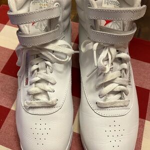 Reebok 80’s/90’s velcro high top sneakers. Vintage and like new! Size 9 1/2